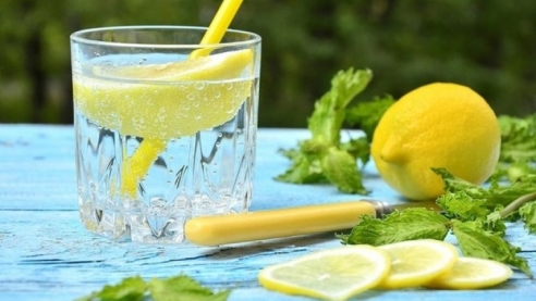5 причин выпить стакан воды с лимоном